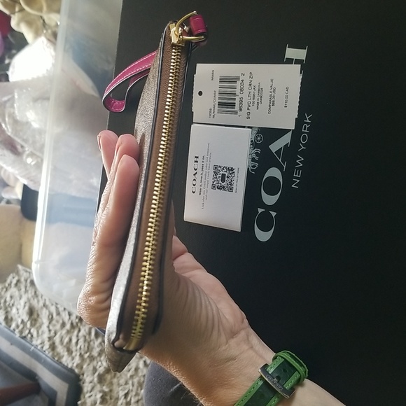 🎄COACH SIGNATURE WRISTLET NWT🎁 - Picture 5 of 17
